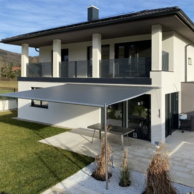 Neubauhaus mit Carport und modernem Gartenbereich
