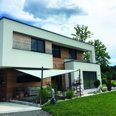 Modernes Haus-Design mit Holzverblendung und Gartenanlage
