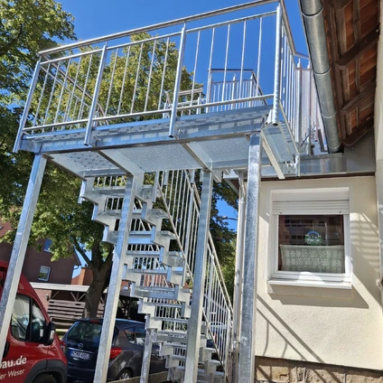 Silbere Metallkonstruktion Neue Treppe und begehbarer Balkon an einem Wohnhaus
