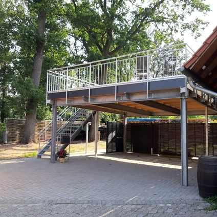 Überdachte erhöhte Holz-Metal-Plattform mit Treppe in einem gepflasterten Parkgebiet