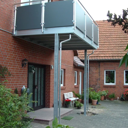 Ein modernes graues Vordach über dem Eingang eines Backsteinhauses