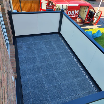 Neuer hochwertiger Patio mit dunklem Pflaster und modernen hohen Umrandungen