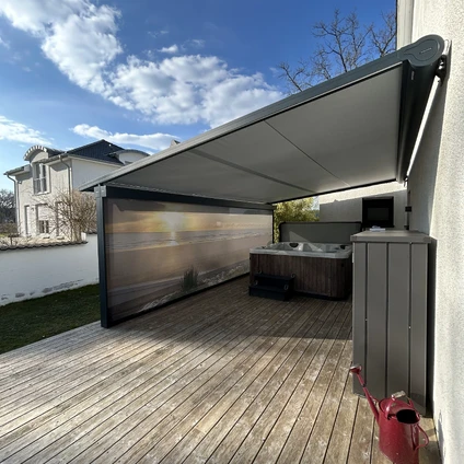 Modernes Vordach über eine Holzterrasse das einen geschützten Außenbereich schafft
