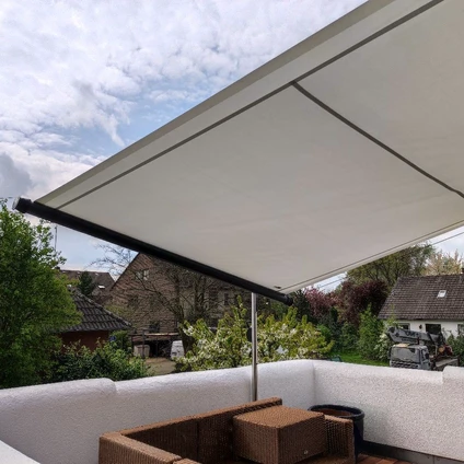 Weiße Markise über einer Terrasse mit Blick auf ein Wohnviertel unter bewölktem Himmel