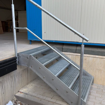 Metalltreppe mit Rutschhemmungen und Edelstahlhandlauf bestehend aus industriellem Material