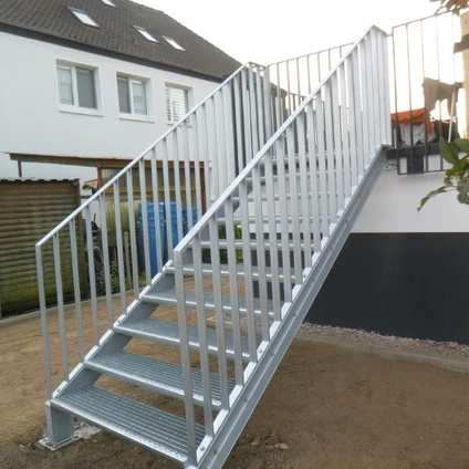 Moderne Metalltreppe mit Stufen und Geländer ideal als architektonisches Element im Neubau