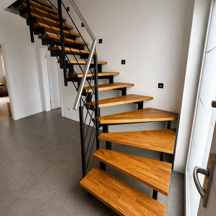 Moderne Holz-Metall-Treppe mit schwarzen Geländern und hellen Stufen in minimalistischem Interieur