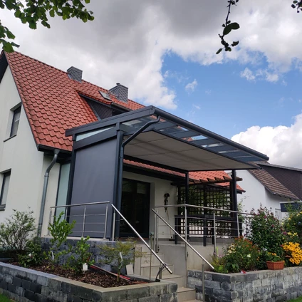 Modernes Haus mit neuem überdachtem Eingangsbereich und rotem Ziegeldach