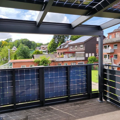 Moderne Solaranlage Überdachte Terrasse mit Overhead- und Wand-Solarpanels in Wohngebiet