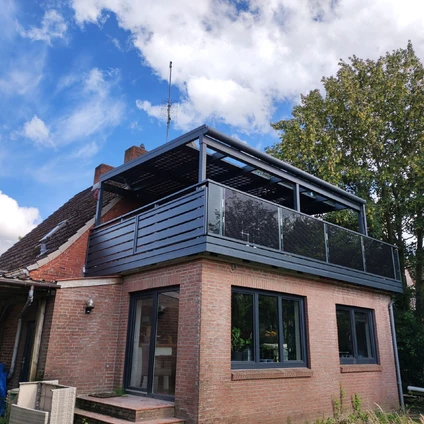 Historisches Backsteingebäude mit modernem Dachaufbau Glasbrüstung und sichtbarem Dachaufbau
