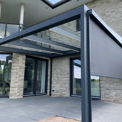 Moderner Eingangsbereich mit dunklem Metallgestell großen Glasfronten und hellen Ziegeln